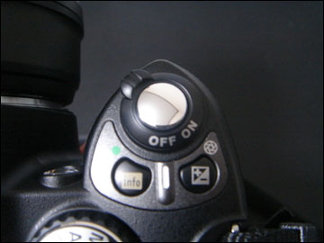 ［Nikon D40X］準備編：ストラップ、バッテリー、メモリカードを装着